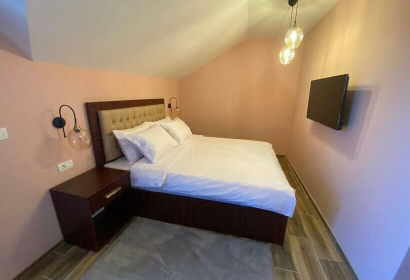 اتاق لوکس با بالکن, Kolonja S