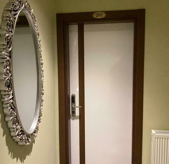 اتاق لوکس با بالکن, Kolonja S