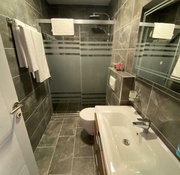 اتاق لوکس با بالکن, Kolonja S