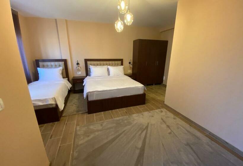 اتاق لوکس با بالکن, Kolonja S