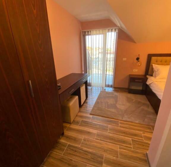 اتاق لوکس با بالکن, Kolonja S