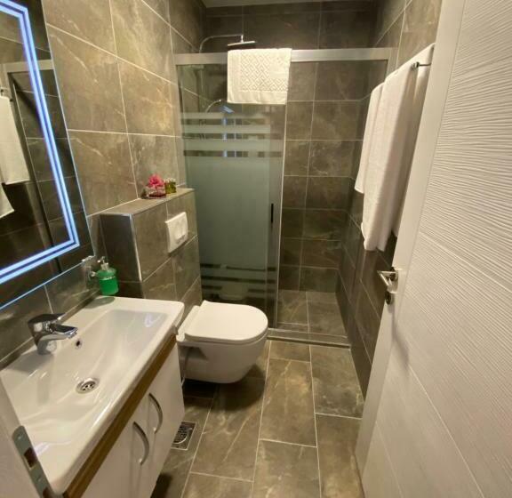 اتاق لوکس با بالکن, Kolonja S