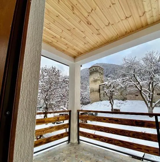 اتاق استاندارد سه تخته با بالکن, Guest House Victor