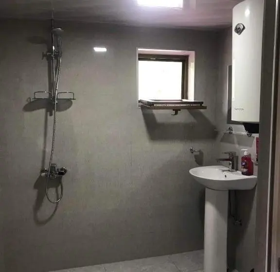 اتاق راحتی سه تخته, Guest House Victor