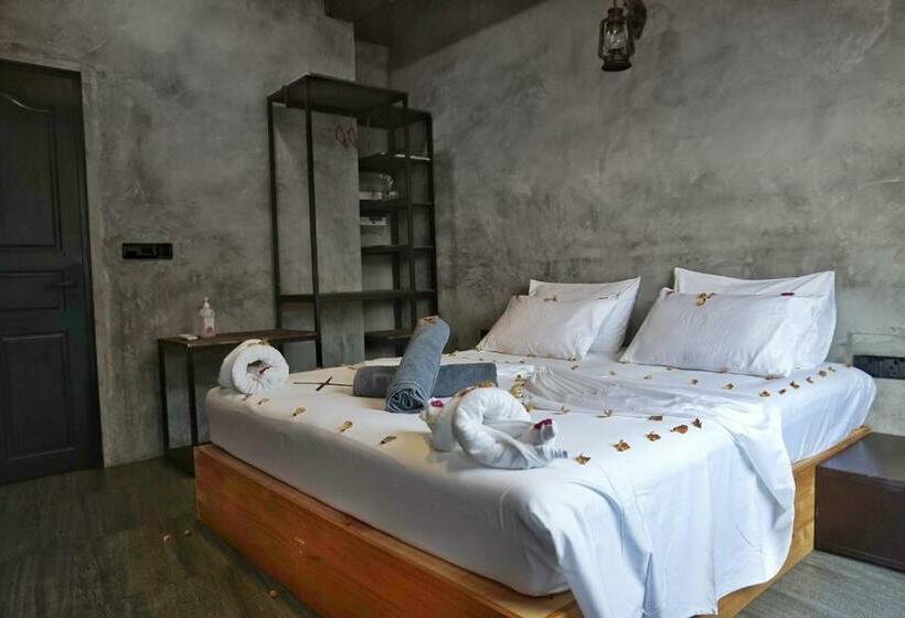 اتاق لوکس, The Mureed