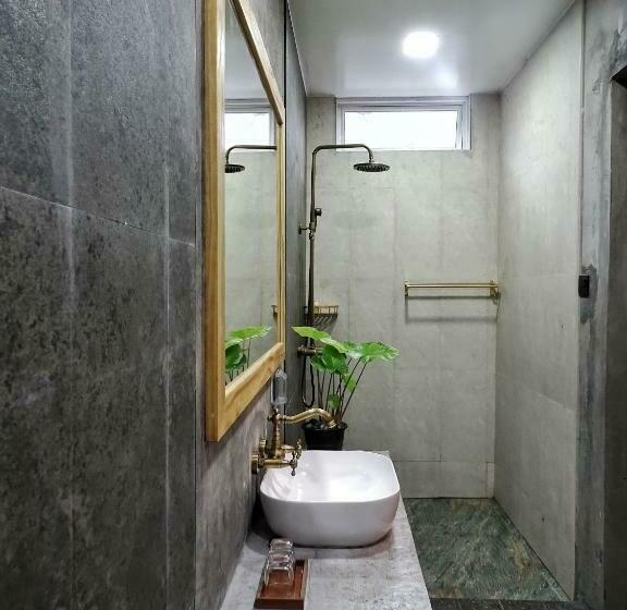 اتاق لوکس, The Mureed