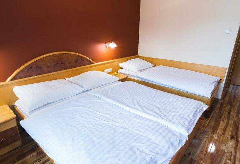 اتاق استاندارد سه تخته با بالکن, Smuk