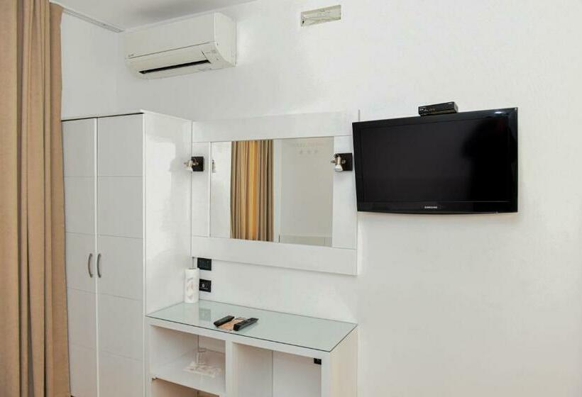 חדר סטנדרט, Tomorri