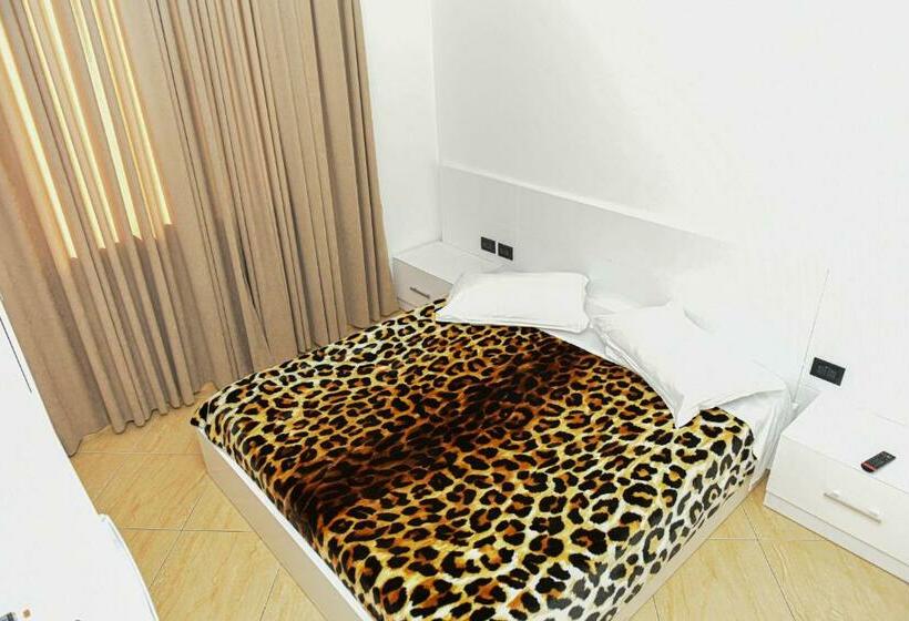 חדר סטנדרט, Tomorri