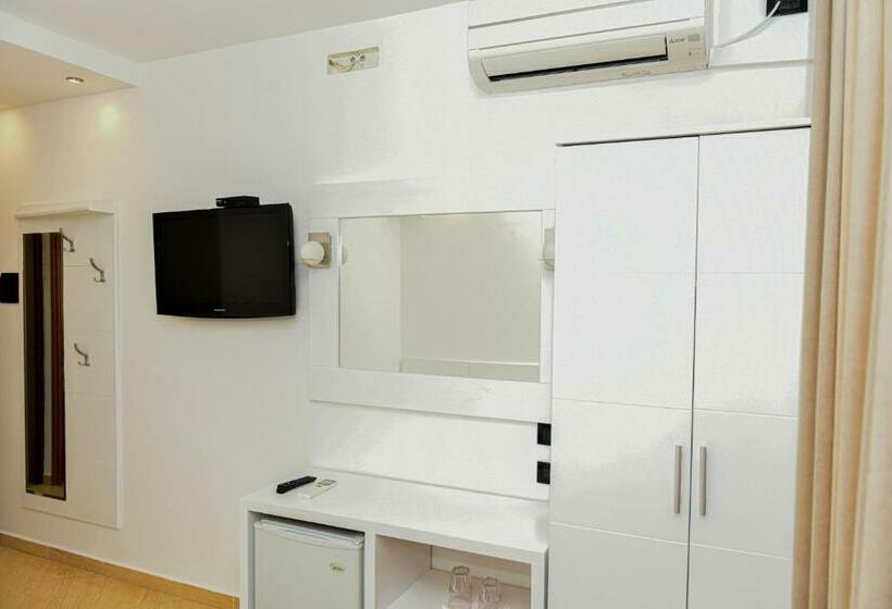 חדר סטנדרט, Tomorri