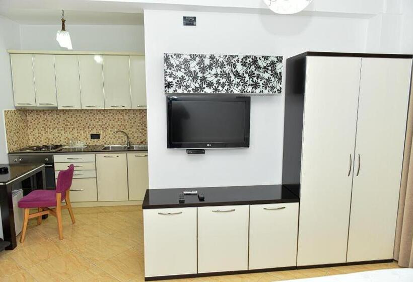 חדר סטנדרט, Tomorri