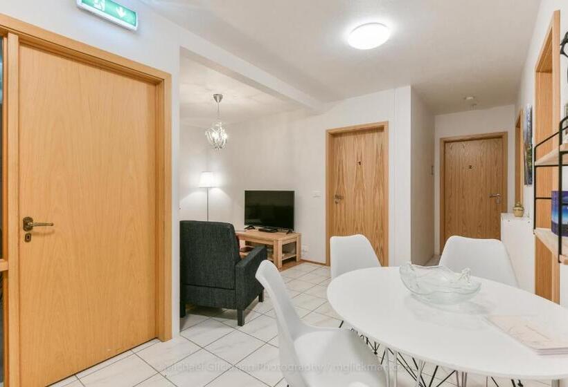 اتاق استاندارد سه تخته با سرویس بهداشتی مشترک, Garður Guesthouse