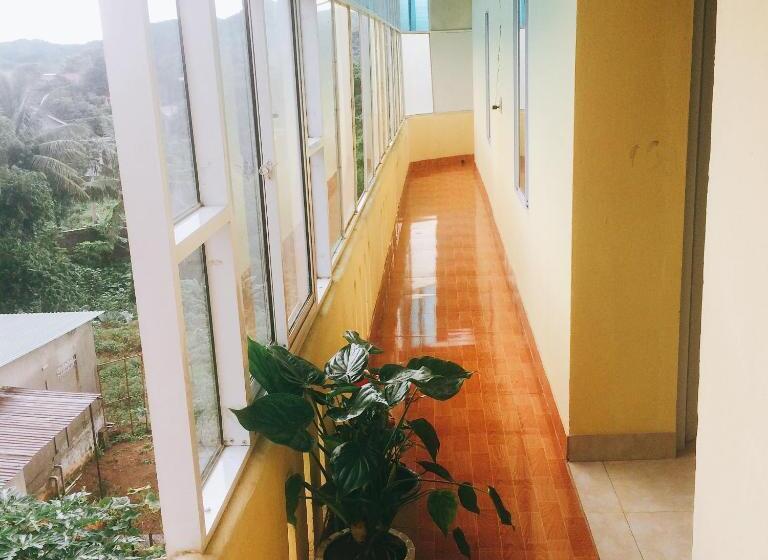 اتاق لوکس با بالکن, Hai Dang