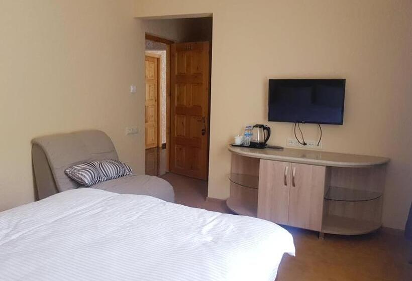 سوئیت جونیور با چشمانداز کوهستان, Iveria