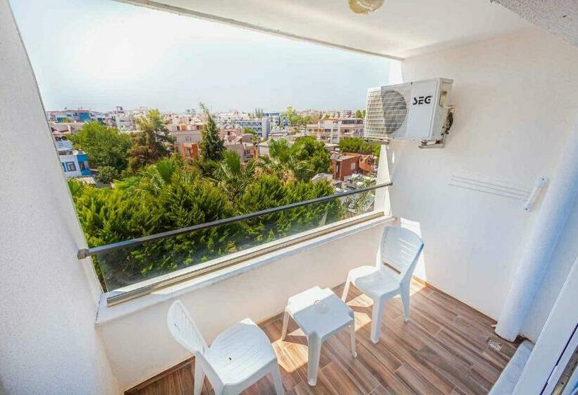 غرفة عائلية, Marla Sui̇t