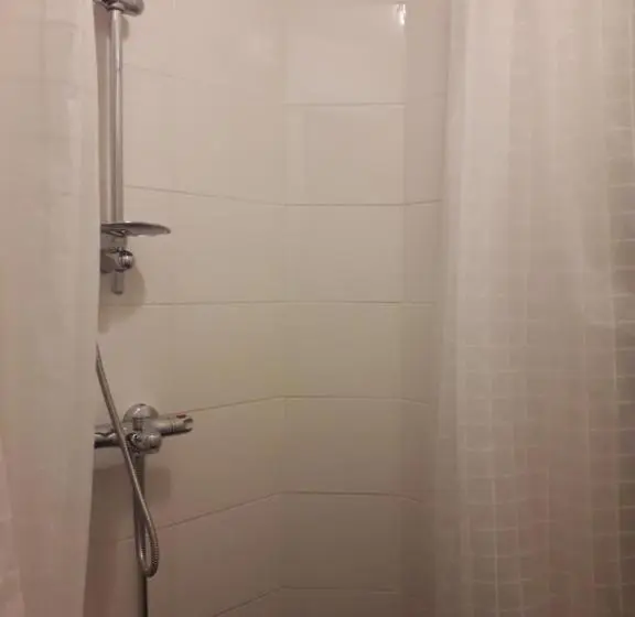 Standard Neljän Hengen Huone, Minnan Majoitus