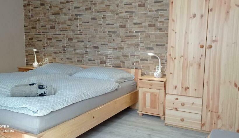 标准三人间, Penzion U Splavu