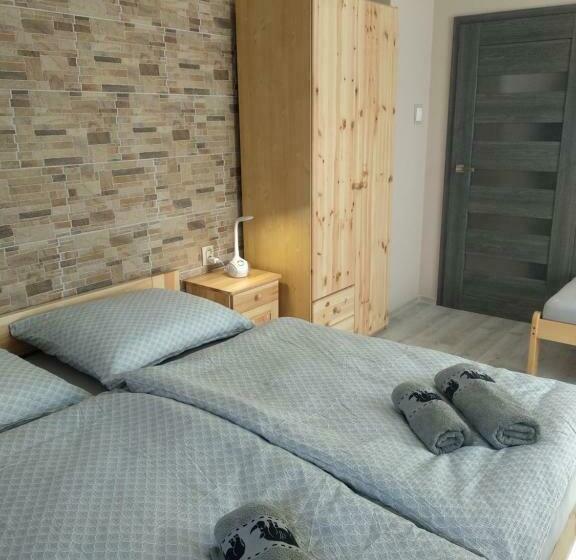 标准三人间, Penzion U Splavu