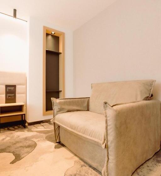 جناح إدارى, Alexandrion Experience