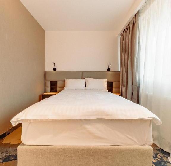 جناح جونيور, Alexandrion Experience