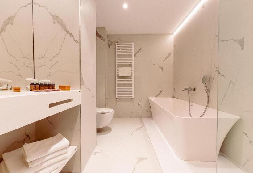 جناح جونيور, Alexandrion Experience