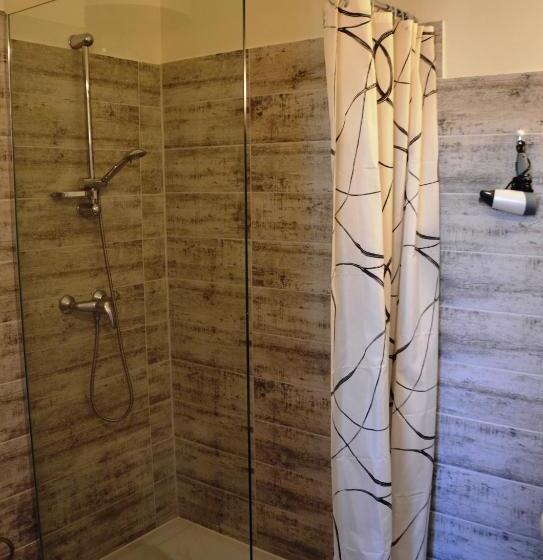 اتاق لوکس, Grasu Pils