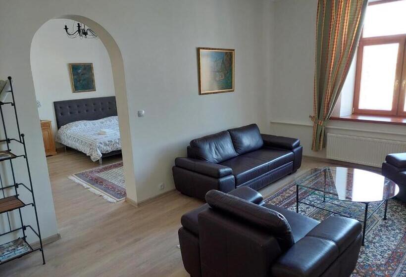 اتاق لوکس, Grasu Pils