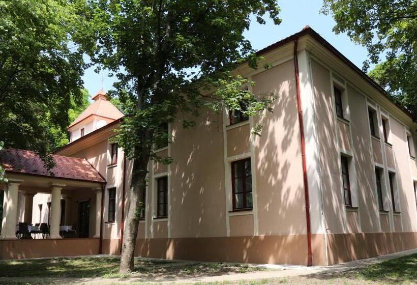 اتاق استاندارد, Kaštel