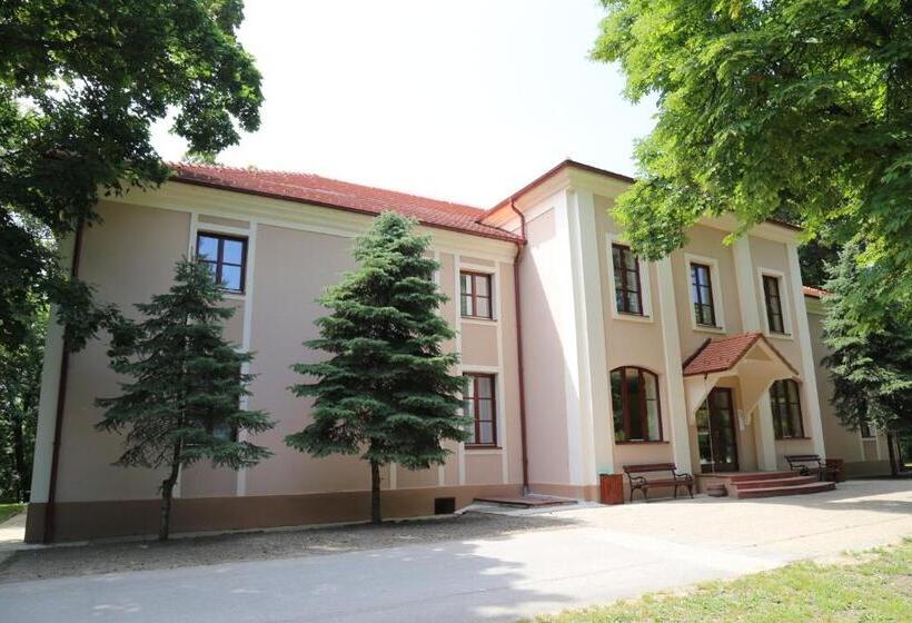 اتاق استاندارد سه نفره, Kaštel