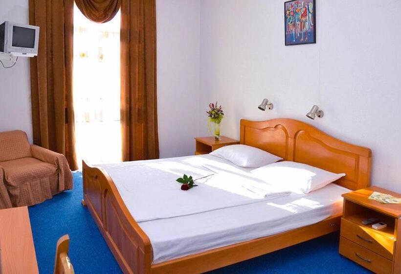 اتاق خانوادگی, Ravni Gaj