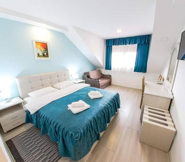 اتاق لوکس با چشم‌انداز استخر, Ravni Gaj