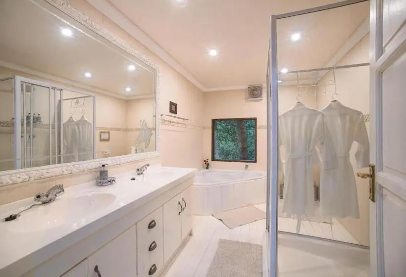 سوئیت با چشم‌انداز رودخانه, Serenity Mountain And Forest Lodge