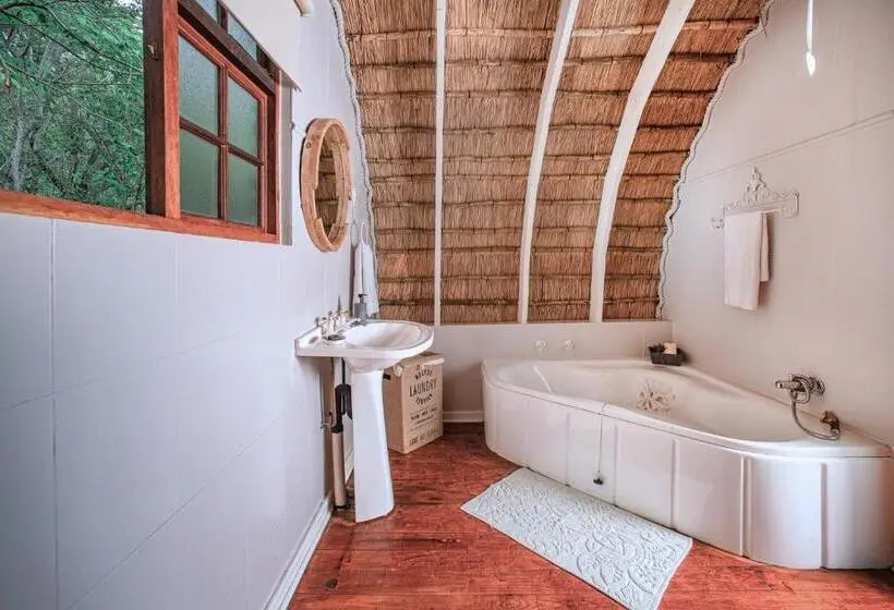 Suite with lake view, Serenity Mountain And Forest Lodge