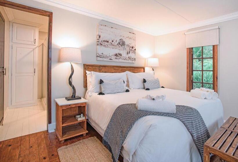 Suite with lake view, Serenity Mountain And Forest Lodge