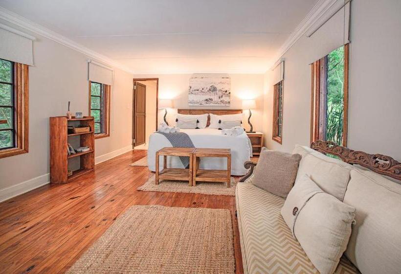 Suite with lake view, Serenity Mountain And Forest Lodge