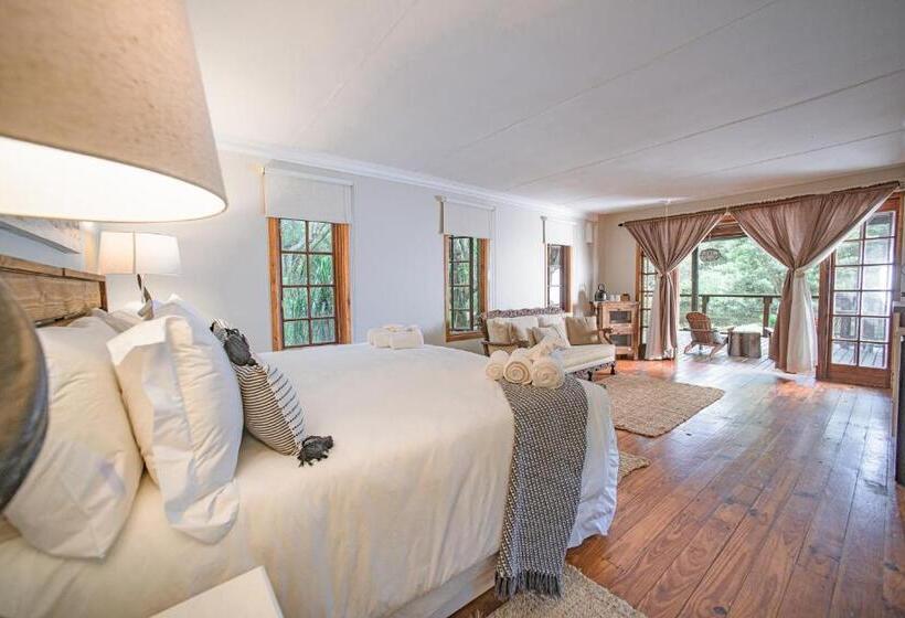 Suite with lake view, Serenity Mountain And Forest Lodge