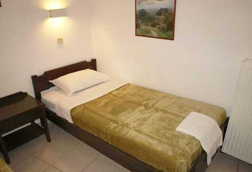 חדר סטנדרט לשלושה, Aristea