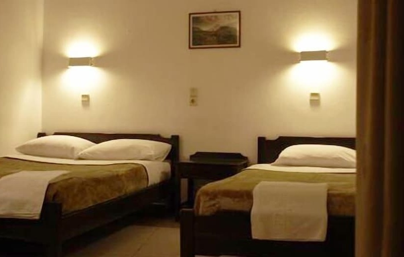 חדר סטנדרט לשלושה, Aristea