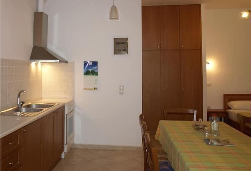 דירת שני חדרים, Aristea