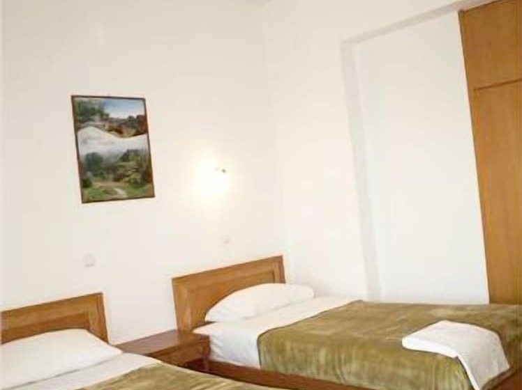 דירת שני חדרים, Aristea