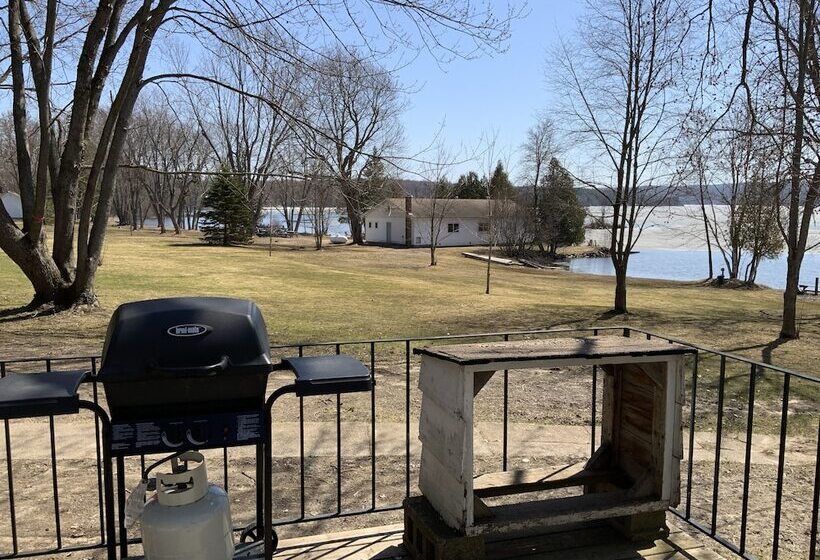 جناح مطل على البحيرة, Tally Ho Inn