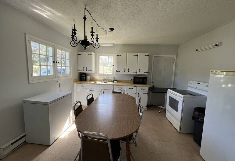 منزل 4 غرف نوم, Tally Ho Inn