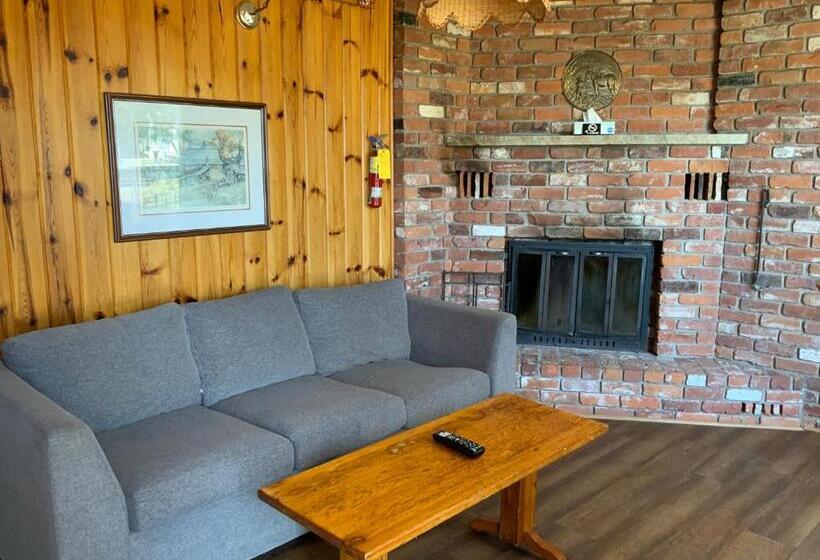 جناح, Tally Ho Inn