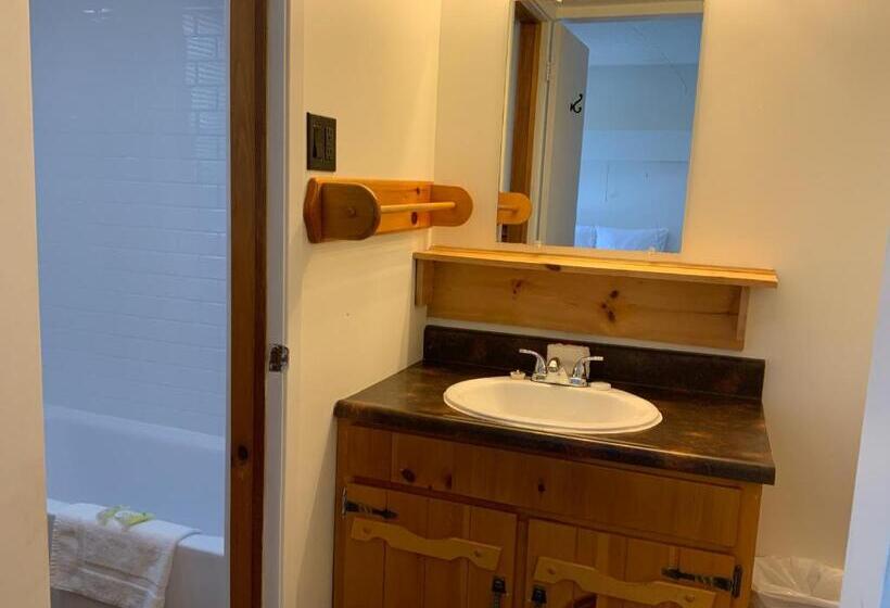 جناح, Tally Ho Inn