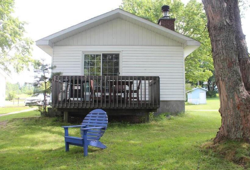 استوديو قياسي مطل على البحيرة, Tally Ho Inn