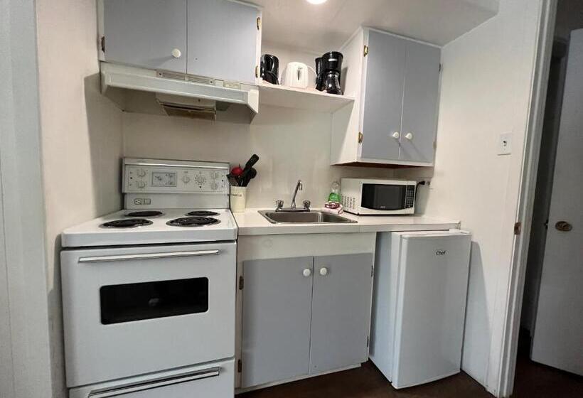 إستوديو ديلوكس, Tally Ho Inn