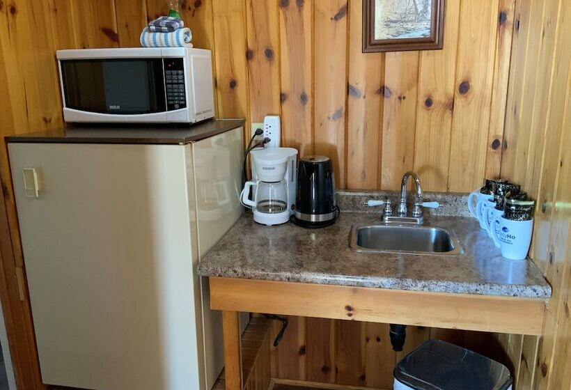 جناح مطل على البحيرة, Tally Ho Inn