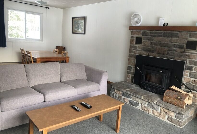 منزل 3 غرف نوم, Tally Ho Inn