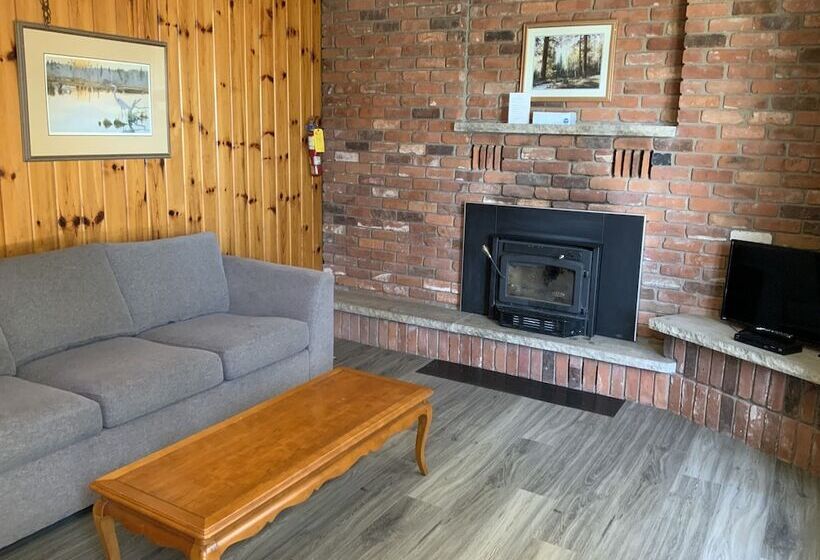 Suite with lake view, Tally Ho Inn