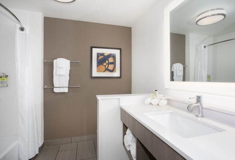 جناح, Holiday Inn Express & Suites Great Bend, An Ihg